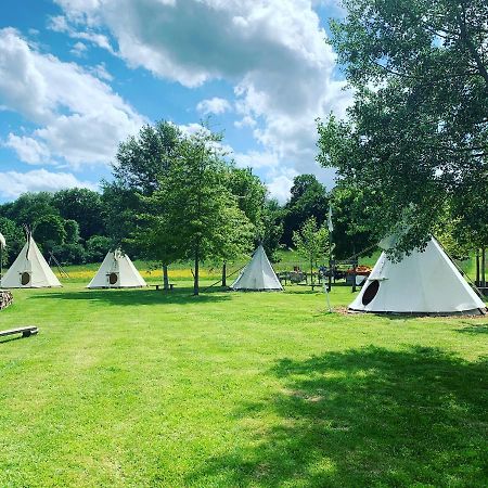 Les Tipis Du Bonheur De Vivre Hotell Brûlon Exteriör bild