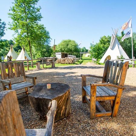 Les Tipis Du Bonheur De Vivre Hotell Brûlon Exteriör bild