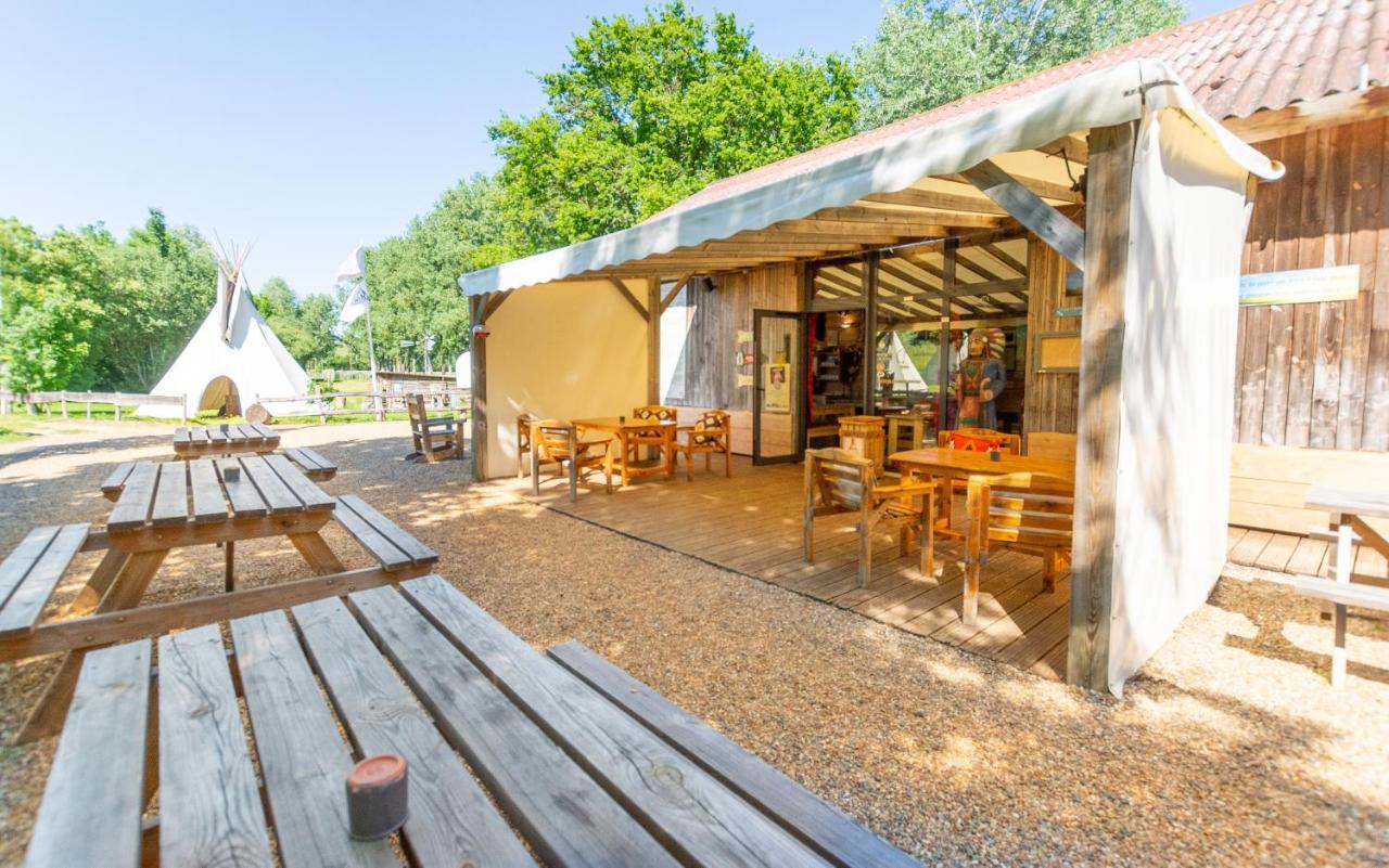 Les Tipis Du Bonheur De Vivre Hotell Brûlon Exteriör bild