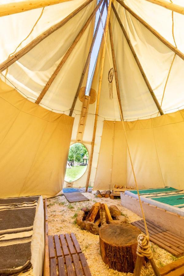 Les Tipis Du Bonheur De Vivre Hotell Brûlon Exteriör bild