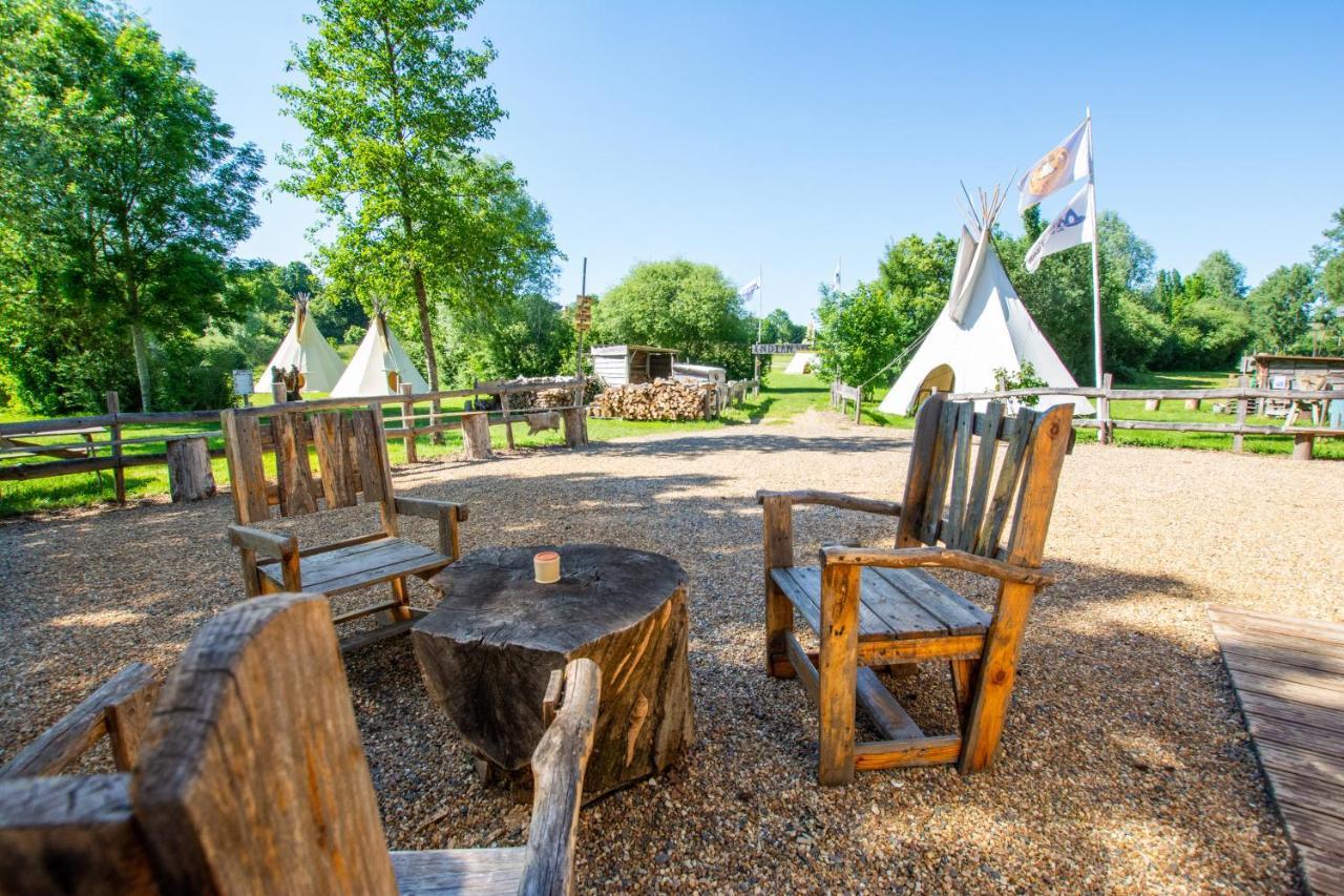Les Tipis Du Bonheur De Vivre Hotell Brûlon Exteriör bild
