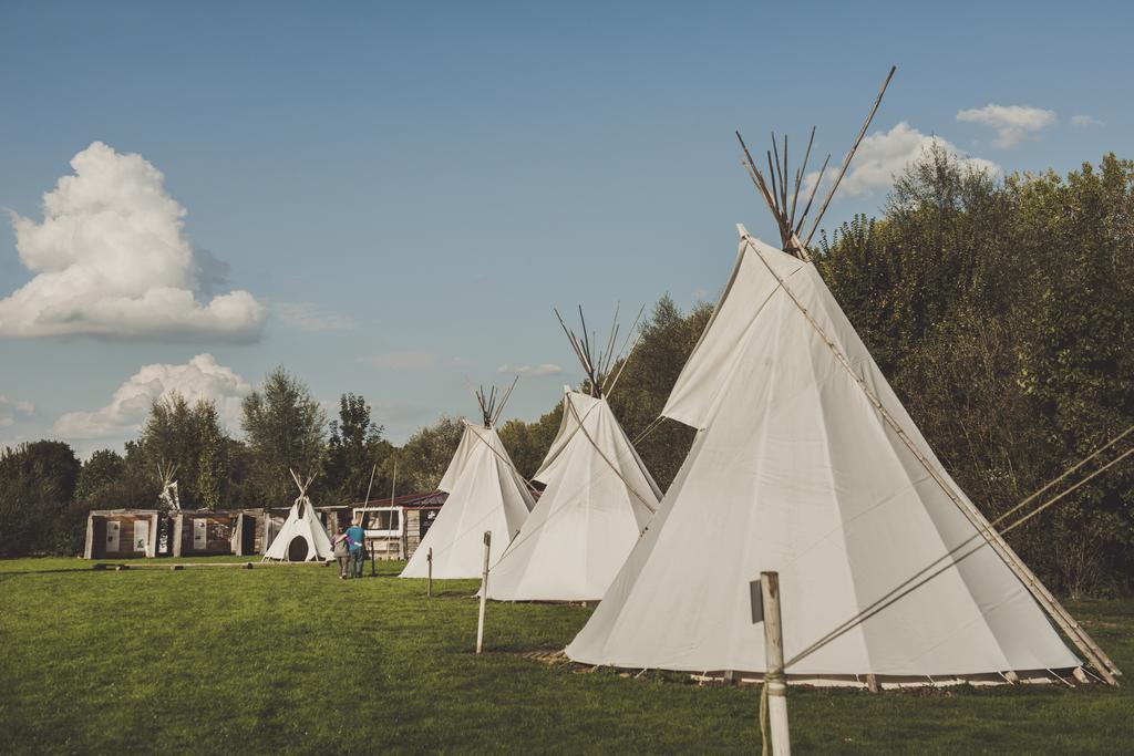 Les Tipis Du Bonheur De Vivre Hotell Brûlon Exteriör bild