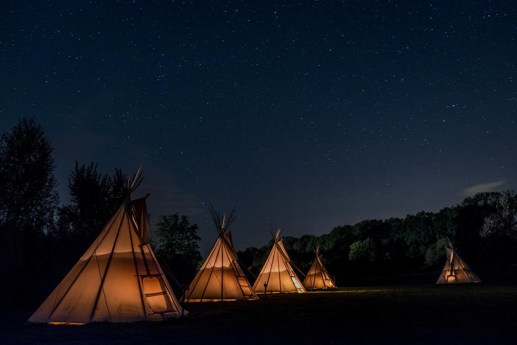 Les Tipis Du Bonheur De Vivre Hotell Brûlon Exteriör bild