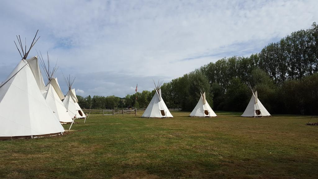 Les Tipis Du Bonheur De Vivre Hotell Brûlon Exteriör bild
