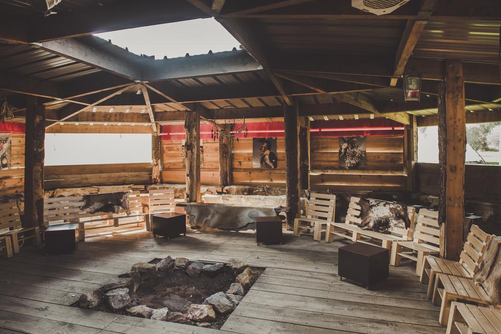 Les Tipis Du Bonheur De Vivre Hotell Brûlon Exteriör bild