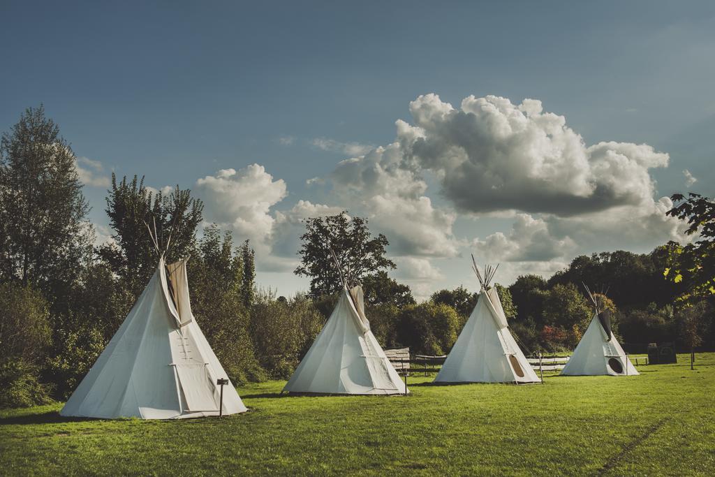 Les Tipis Du Bonheur De Vivre Hotell Brûlon Exteriör bild