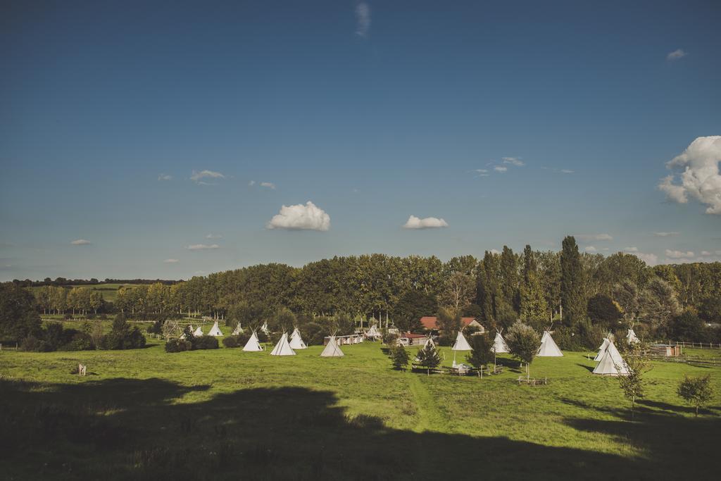 Les Tipis Du Bonheur De Vivre Hotell Brûlon Exteriör bild