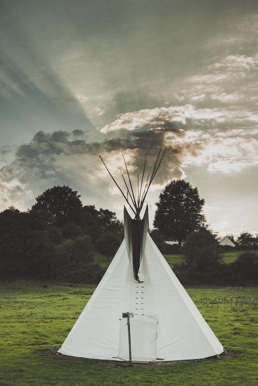 Les Tipis Du Bonheur De Vivre Hotell Brûlon Exteriör bild