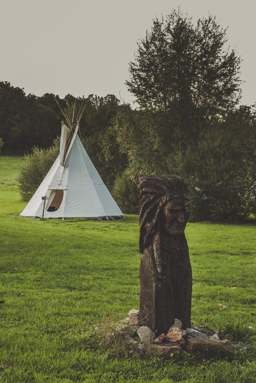Les Tipis Du Bonheur De Vivre Hotell Brûlon Exteriör bild