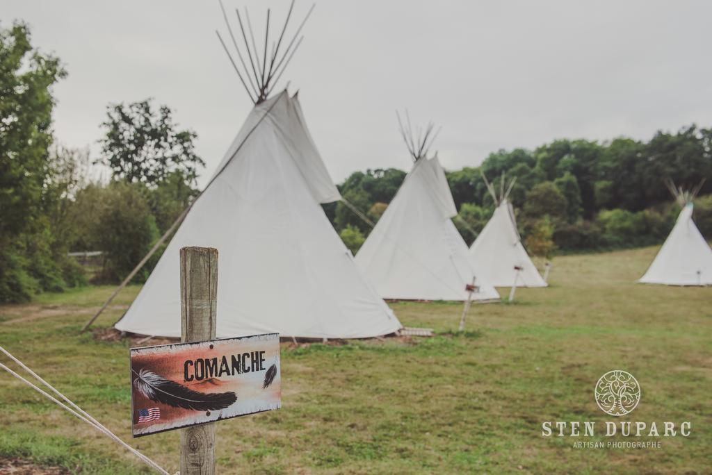 Les Tipis Du Bonheur De Vivre Hotell Brûlon Exteriör bild