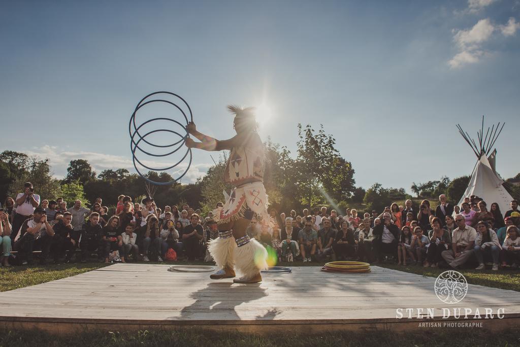 Les Tipis Du Bonheur De Vivre Hotell Brûlon Exteriör bild