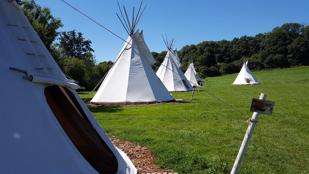 Les Tipis Du Bonheur De Vivre Hotell Brûlon Exteriör bild