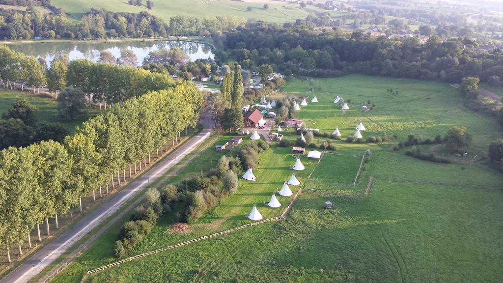Les Tipis Du Bonheur De Vivre Hotell Brûlon Exteriör bild