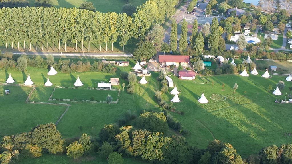 Les Tipis Du Bonheur De Vivre Hotell Brûlon Exteriör bild