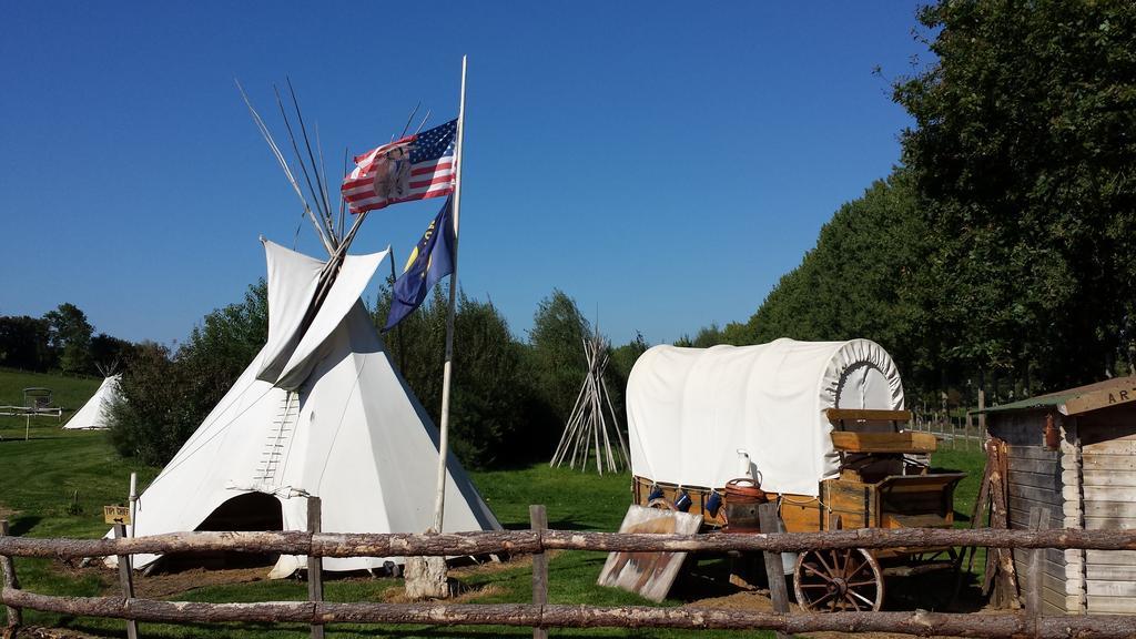 Les Tipis Du Bonheur De Vivre Hotell Brûlon Exteriör bild