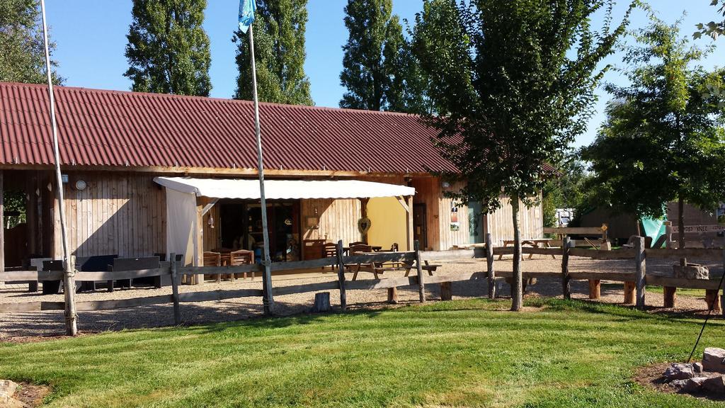 Les Tipis Du Bonheur De Vivre Hotell Brûlon Exteriör bild