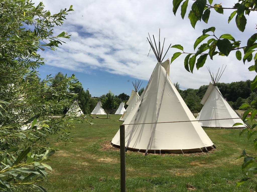 Les Tipis Du Bonheur De Vivre Hotell Brûlon Exteriör bild