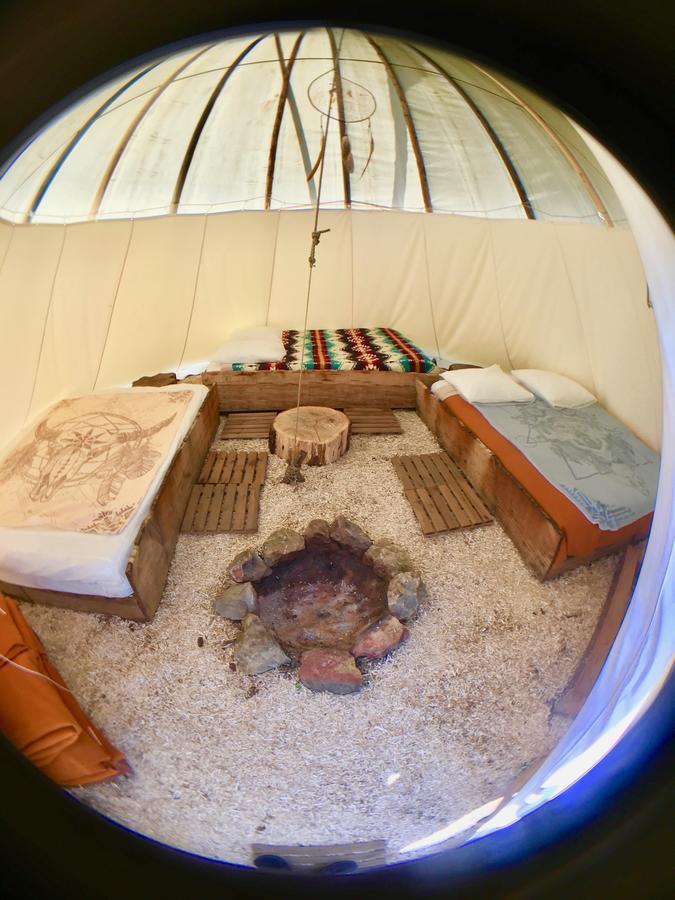 Les Tipis Du Bonheur De Vivre Hotell Brûlon Exteriör bild